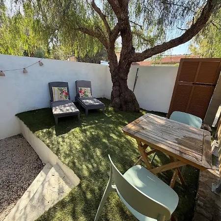 Duplex Romantique Avec Beau Jardin A Pieds