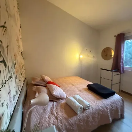 Duplex Romantique Avec Beau Jardin A Pieds *