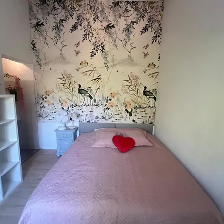 Duplex Romantique Avec Beau Jardin A Pieds *