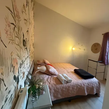 Duplex Romantique Avec Beau Jardin A Pieds