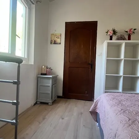 Duplex Romantique Avec Beau Jardin A Pieds